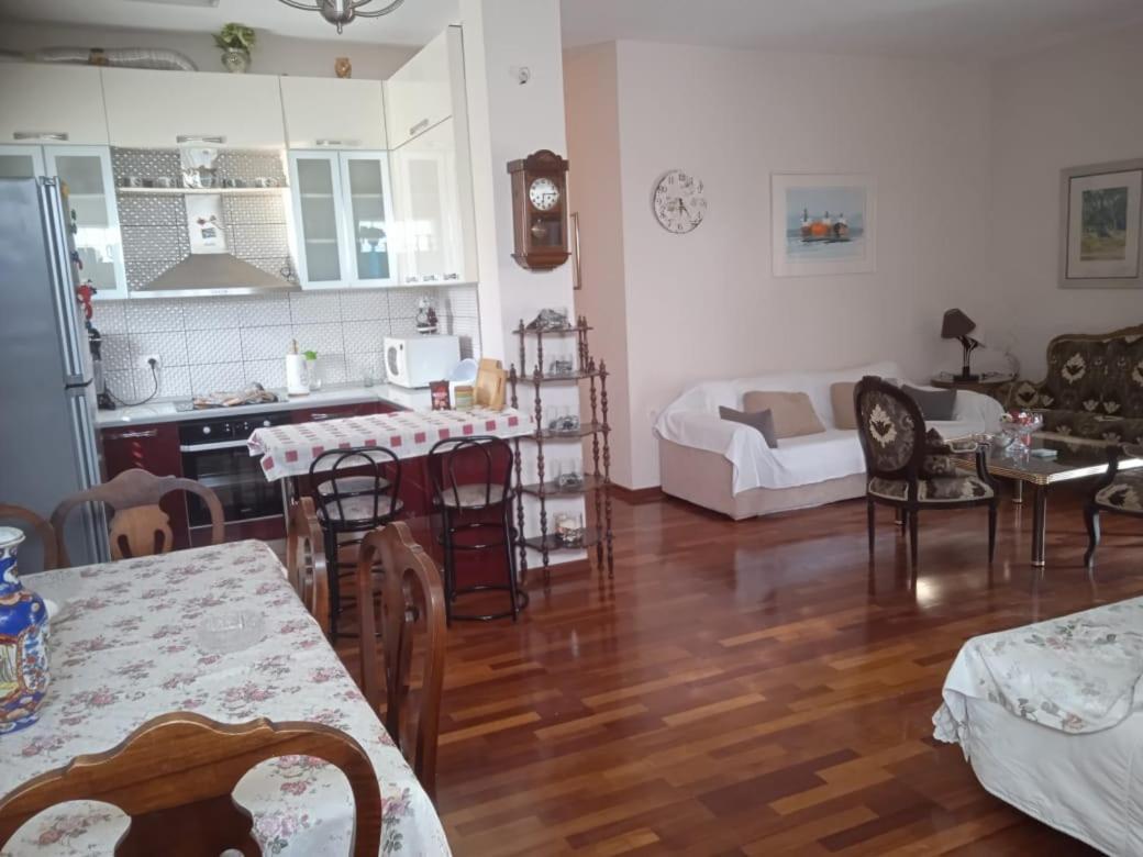 Vila N Dervishi Vlorë エクステリア 写真